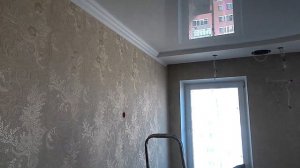 Установка багета на натяжной потолок. Что в начале, обои или натяжной?