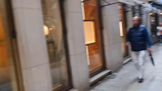 Италия Венеция Louis Vuitton jeans 1500euro и Versace с Dua Lipa смотреть онлайн