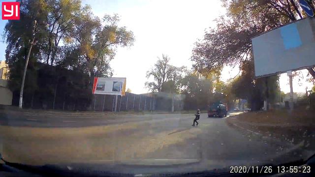 Как легко можно попасть под машину Ребёнок чуть не попал Одесса Бугаевская смотреть онлайн