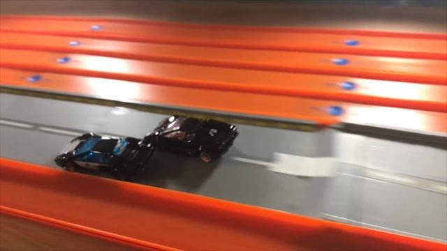 HOT WHEELS SUPER COPS VS ROBBERS STREET RACE BATTLE | JonRacer3 смотреть онлайн