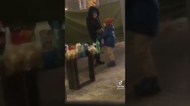 Бери Бесплатно, но только 1. Социальный эксперимент смотреть онлайн