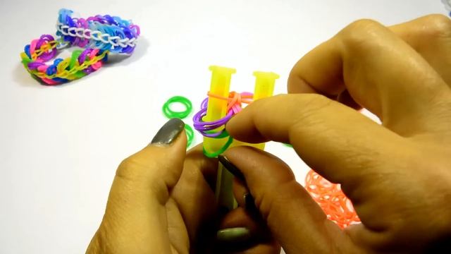 Простой браслетик из резинок "Друзья" на рогатке Rainbow Loom смотреть онлайн