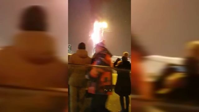 На Сахалине загорелась центральная Новогодняя елка. смотреть онлайн