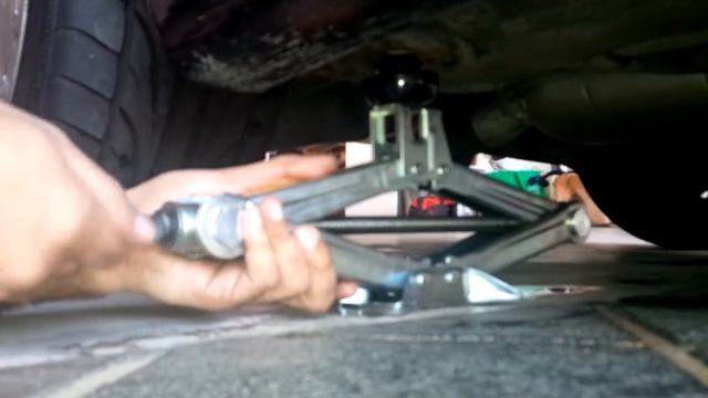 Mercedes-Benz 190E 2.5-16 - Jacking Point Rubber Installation смотреть онлайн