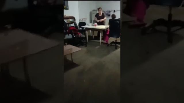 В Москве мигранты обустроили жильё в подвале жилого дома. смотреть онлайн