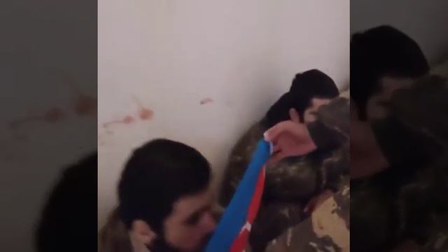 армяне целуют свящённый флаг Азербайджана 🇦🇿 смотреть онлайн