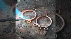 Делаю медные серьги с рыбками, пайка горелкой, выпиловка, чеканка, работа ювелира, ювелирные техник