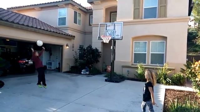 Soccer Header Into Basketball Hoop смотреть онлайн