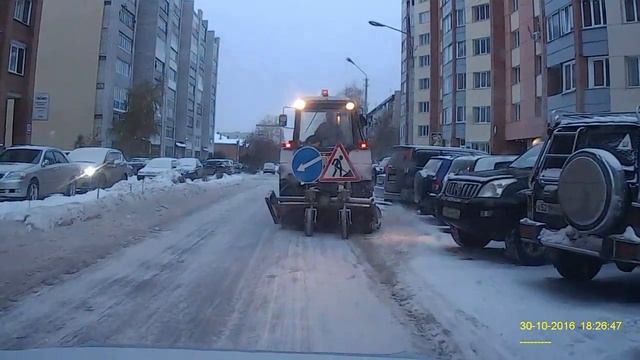 Чистит снег с дороги трактор смотреть онлайн