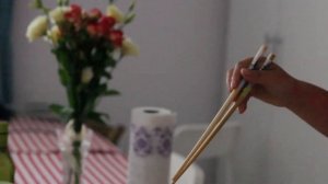 Как есть палочками? Китаянка учит, как держать палочки