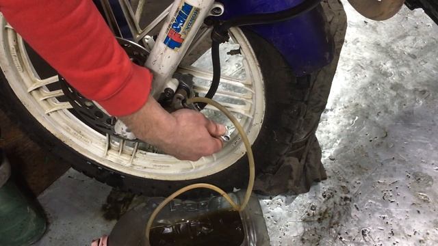 Прокачка переднего тормоза мотоцикла Honda AX 1 смотреть онлайн