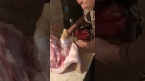 Свинья. Снимаем сало и рубим на куски. Простой способ