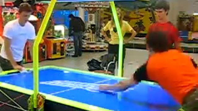 аэрохоккей/AIR HOCKEY играют: Антонов - Хомченков смотреть онлайн