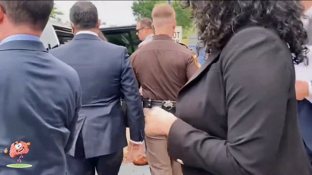 Адвокат Деппа Камилла Васкес получает внимание рок-звезды, покидая суд. смотреть онлайн