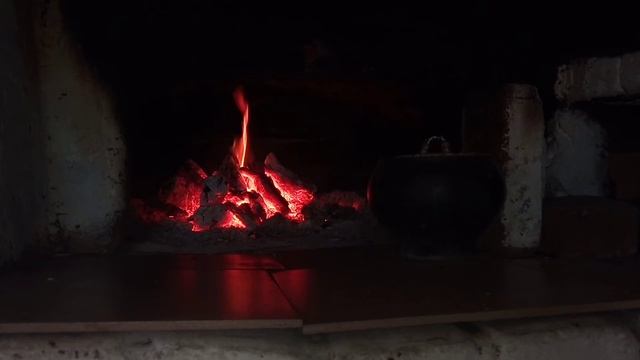 Релакс перед сном. Спокойно догорающий огонь в древней печи. Relax before bed. Calmly dying fire in смотреть онлайн