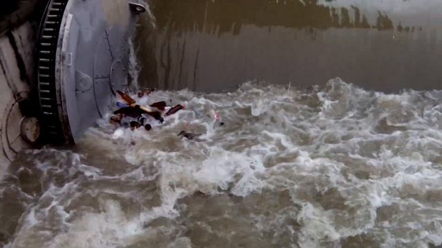 УТКА в бушующем Салгире попала в ВОДОВОРОТ! смотреть онлайн