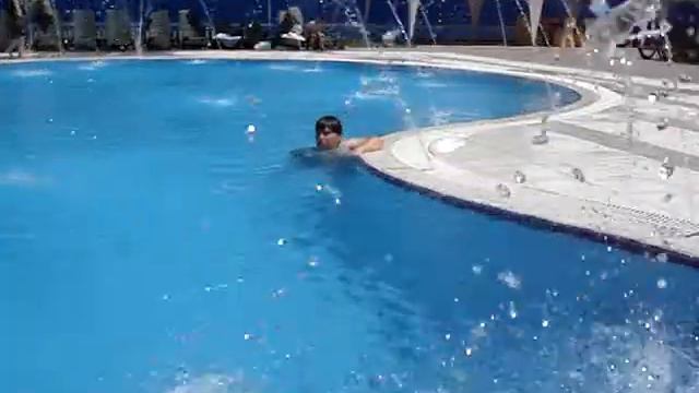 бассейн с фонтанами смотреть онлайн