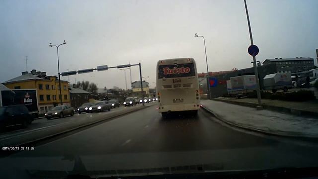 951BFJ - Taisto buss sõidab keelava tule alt läbi смотреть онлайн