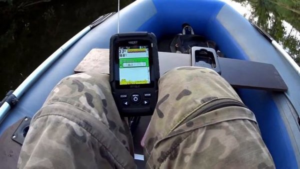 Эхолот LUCKY FF718LiCD на воде