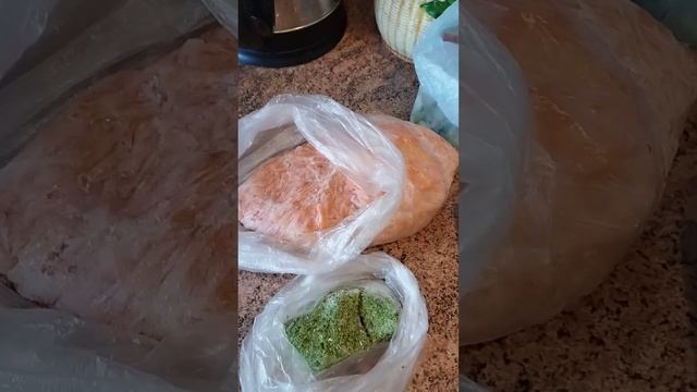 Один на кухне.Варим суп из свинины с фасолью.