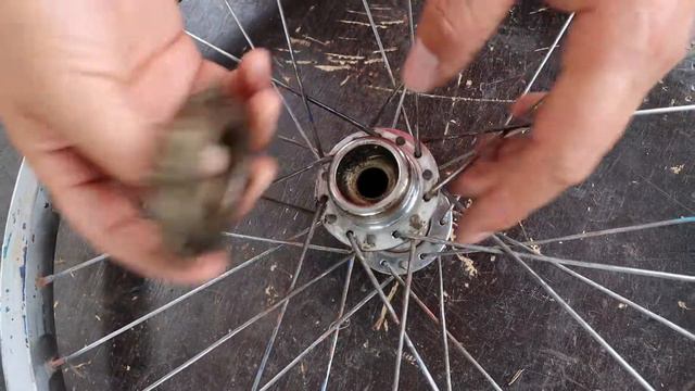 Como cambiar un PIÑON DE BICICLETA dañado con 2 Herramientas смотреть онлайн