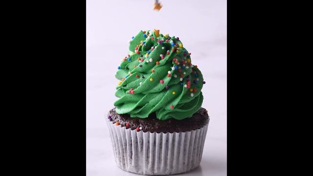 Have a holly jolly holiday with these cute and delicious Christmas cupcakes! смотреть онлайн