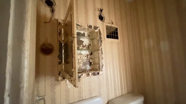 Unexpected occupant - Exploring Old Spooky Abandoned House - Life left behind смотреть онлайн
