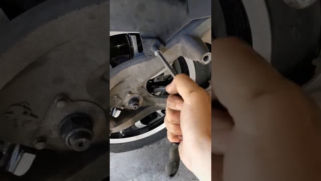 Peugeot Metropolis 400...Tire change! смотреть онлайн