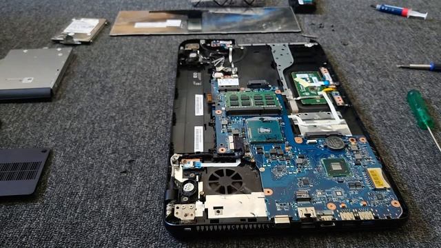 CPU upgrade to i5-3230M on a Toshiba C850D смотреть онлайн