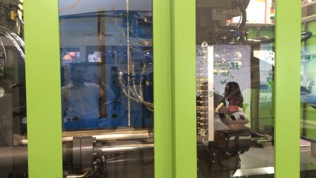 Производство деталей автомобильного салона на базе ТПА Welltec серия JSE с использованием робота смотреть онлайн