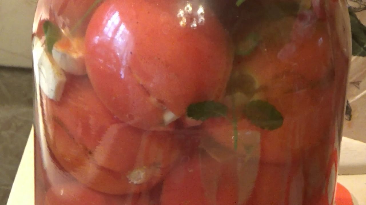 Заготовка на зиму. Фаршированные томаты с чесноком по восточному. С корицей и пряностями. смотреть онлайн