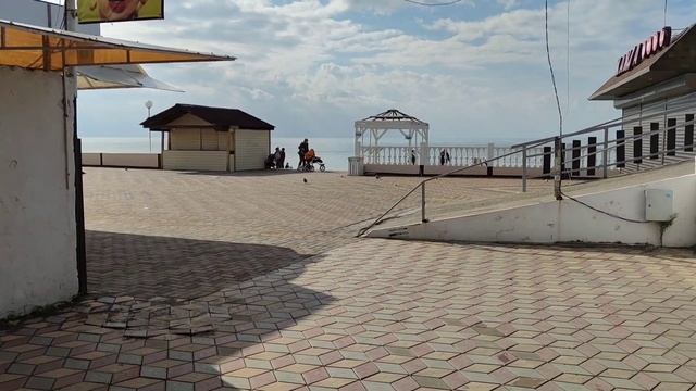 Пустая набережная в посёлке Новомихайловский на Чёрном море 4 апреля 2022 года. смотреть онлайн