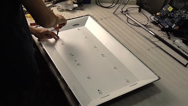 Backlight repair . РЕМОНТ ПОДСВЕТКИ . SOUNDMAX SM LED32M01 . Приклеенная матрица и чистка кармы ) смотреть онлайн