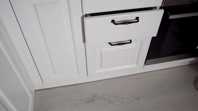 Белая классическая кухня со столешницей под дерево смотреть онлайн