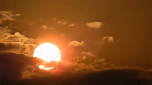 Солнце проходит между облаков. смотреть онлайн