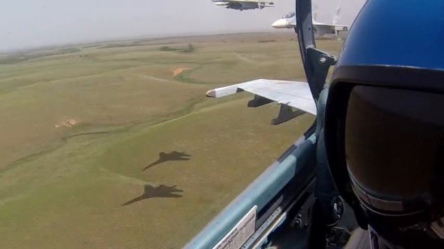Звено Су-30М2 на предельно малой высоте. смотреть онлайн