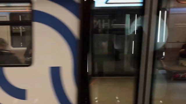 Москва. Станция метро БКЛ "Мичуринский проспект". Прибытие поезда. Низкий трафик у большой кольцево смотреть онлайн