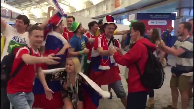 Лужники. Русские и бразильцы отмечают победу над Испанией смотреть онлайн
