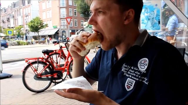 Амстердамцы очень любят булки с селёдкой. Вот я тоже решил попробовать :)