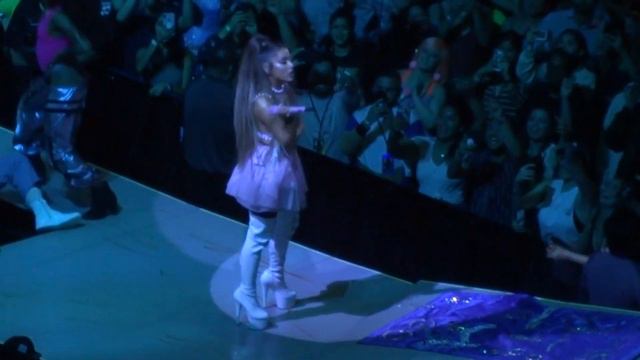 Ariana Grande "Bloodline" AT&T Center 5-17/19 (5) смотреть онлайн