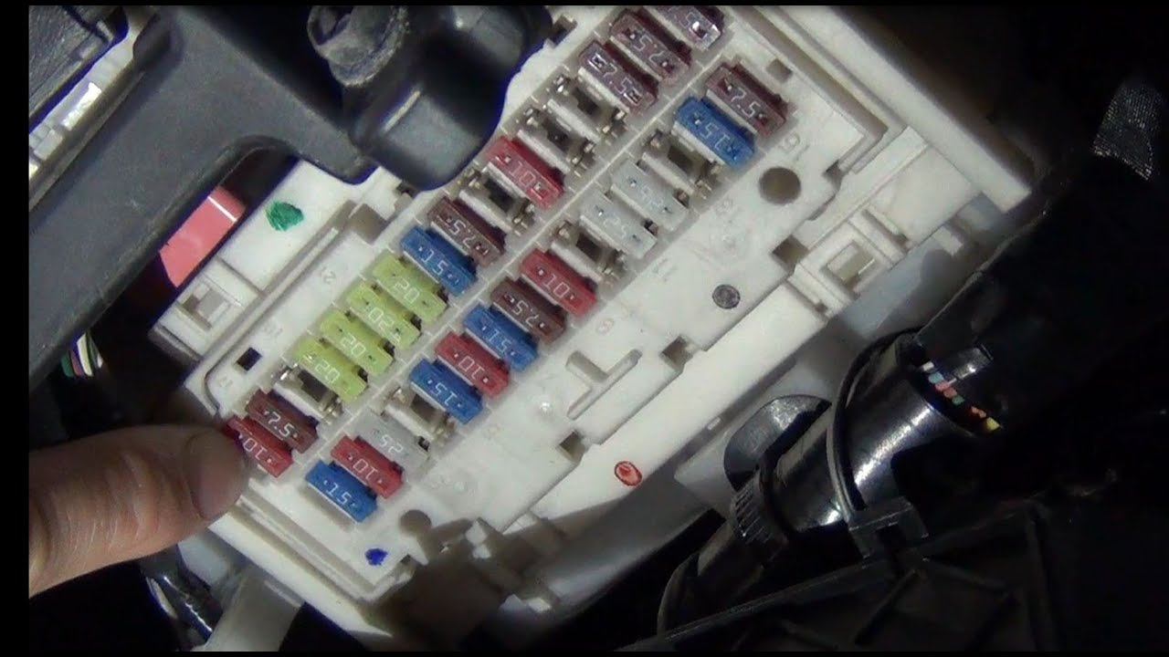 Замена предохранителя №1 фары, подсветки в Тойота Королла Е150 смотреть онлайн
