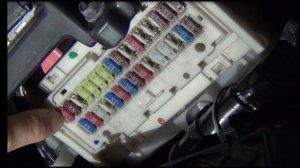 Замена предохранителя №1 фары, подсветки в Тойота Королла Е150