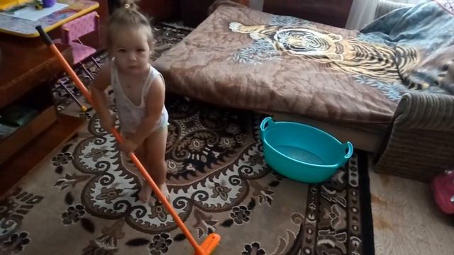 Мамина ПОМОЩНИЦА! Танцы или УБОРКА???? смотреть онлайн