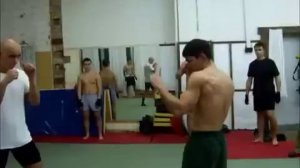 качок против тайского боксёра
