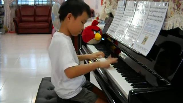Jing Yang plays "Angry Birds" on the piano смотреть онлайн
