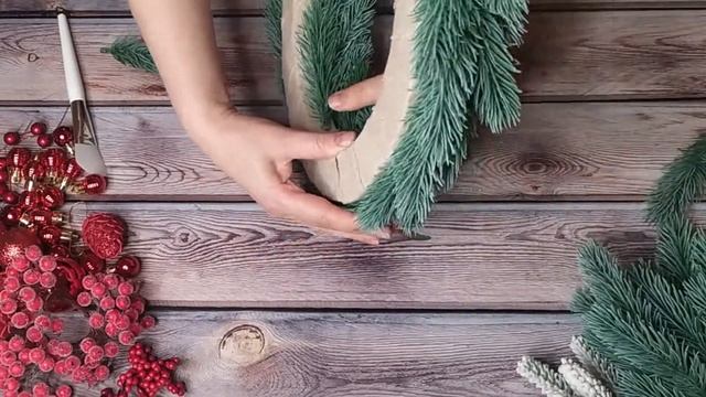 Новогодний ВЕНОЧЕК на дверь из искусственных ЕЛОВЫХ ВЕТОЧЕК / Christmas wreath on the door / DIY смотреть онлайн