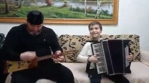 Чеченский мальчик и Асхьаб поют нашумевшую Чеченскую песню «Со вехачу юьртахь».