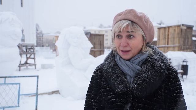 Школьники разломали первые снежные фигуры в зимнем городке! смотреть онлайн