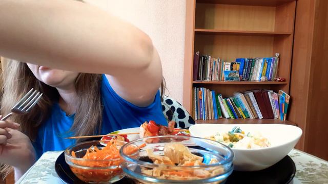 Мукбанг 🍽 - Куриный Шашлык🍖 и разные закуски/Устала после работы смотреть онлайн