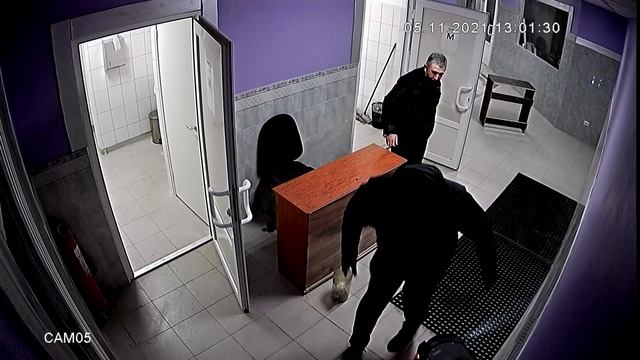 Моноколесо на мокром кафеле хуже чем на голом льду! Ибо нечего по помещению кататься! смотреть онлайн